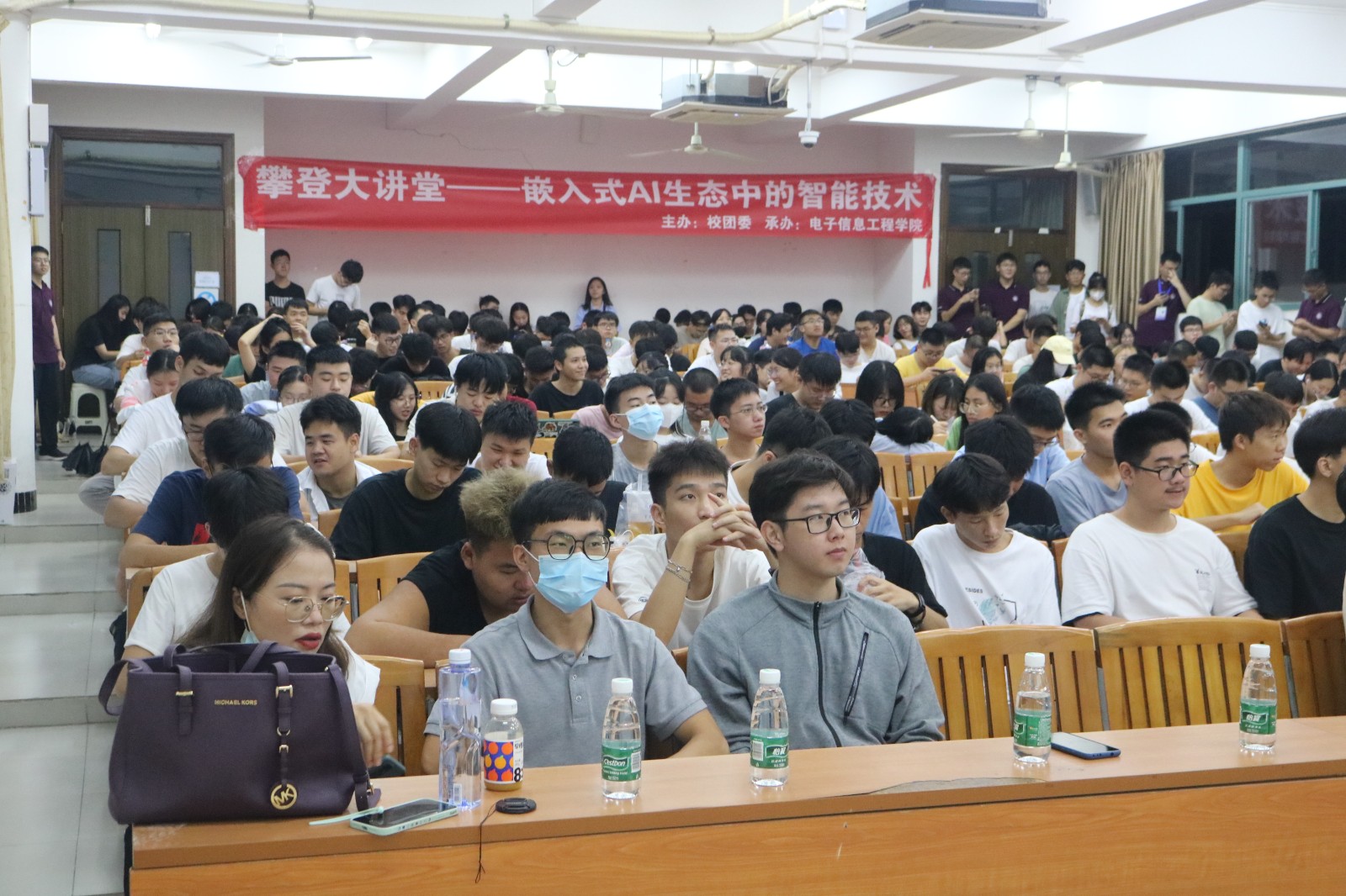 《粤嵌教育》广州城市理工学院“攀登大讲堂—嵌入式AI生态中的智能技术创新”讲座圆满结束